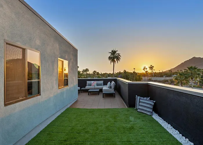 Perfect Friends Escape In Old Town Scottsdale With Resort Pool Access And Roof Deck!